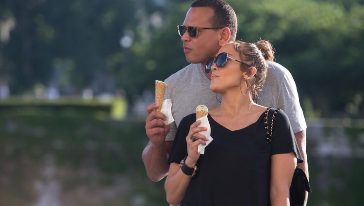 Jennifer Lopez y Alex Rodríguez muy enamorados en París