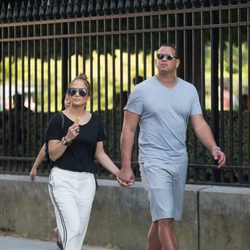 Jennifer Lopez y Alex Rodríguez paseando por las calles de París