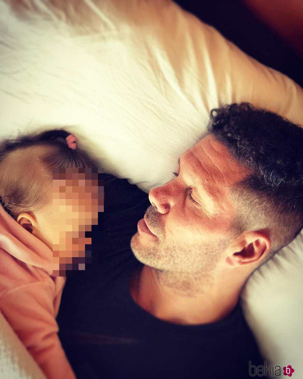 El Cholo Simeone durmiendo con su hija Francesca