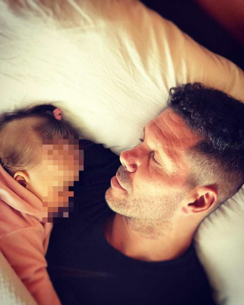 El Cholo Simeone durmiendo con su hija Francesca