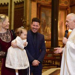 El Cholo y Carla Pereyra bautizando a su hija Francesca en Buenos Aires