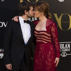 María Adánez y Nacho Medrano besándose en los Premios Yo Dona Internacional 2017