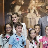 El Rey Felipe y la Reina Letizia rodeados de niños en el Museo del Prado