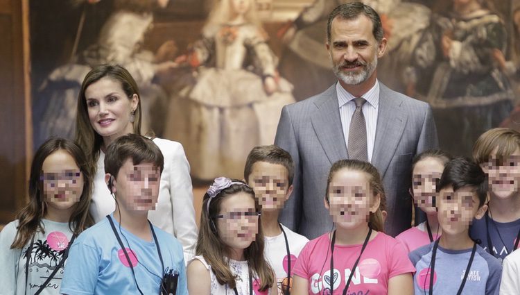 El Rey Felipe y la Reina Letizia rodeados de niños en el Museo del Prado