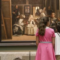 La Reina Letizia viendo el cuadro de 'Las Meninas' de Velázquez con unas niñas en el Museo del Prado