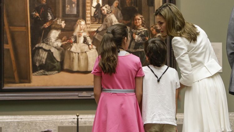 La Reina Letizia viendo el cuadro de 'Las Meninas' de Velázquez con unas niñas en el Museo del Prado