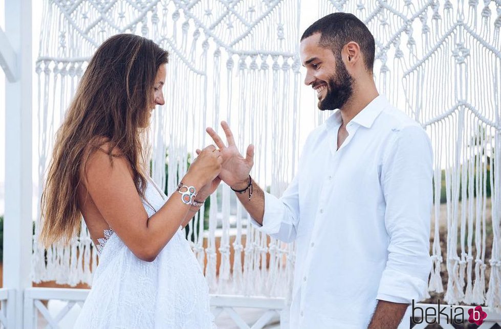 Malena Costa poniendo el anillo a Mario Suárez el día de su boda