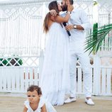 Malena Costa y Marioa Suárez besándose el día de su boda