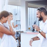 Malena Costa y Mario Suárez con su hija Matilda el día de su boda