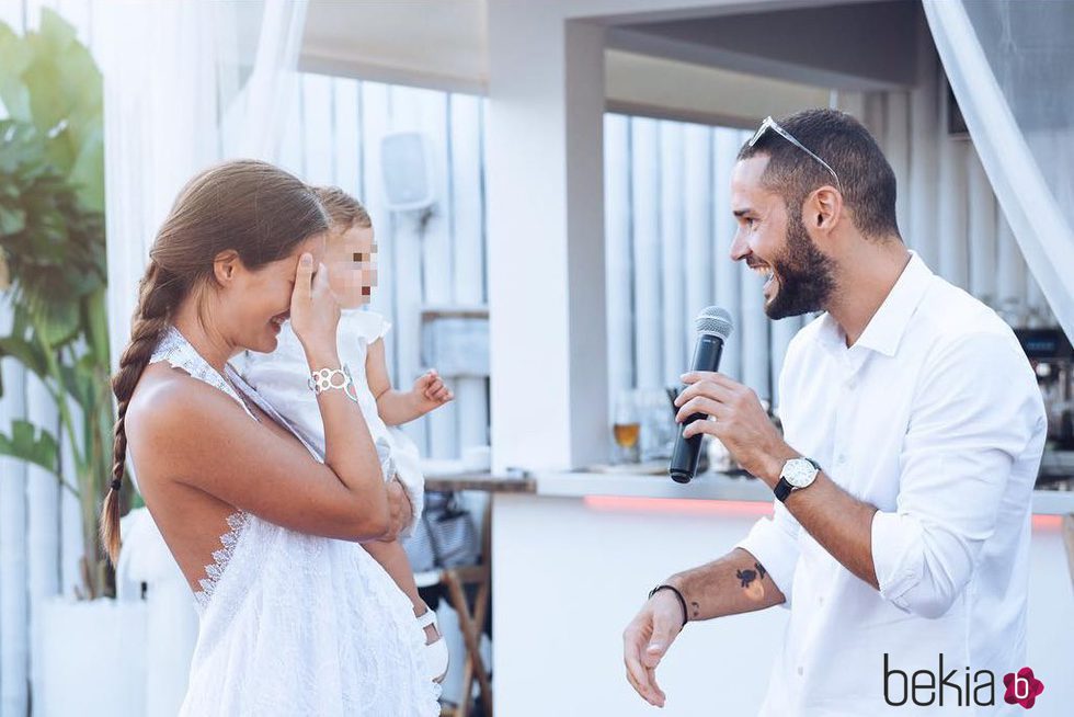 Malena Costa y Mario Suárez con su hija Matilda el día de su boda