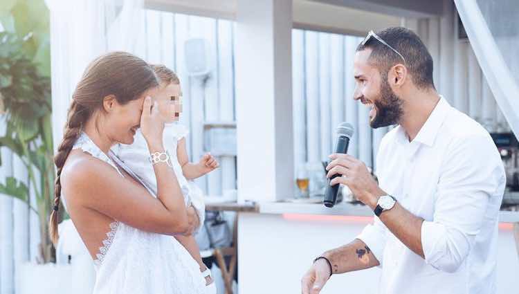 Malena Costa y Mario Suárez con su hija Matilda el día de su boda