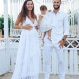 Malena Costa junto a Mario Suárez y su hija Matilda luciendo embarazo el día de su boda