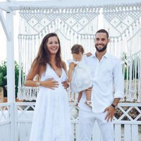 Malena Costa junto a Mario Suárez y su hija Matilda luciendo embarazo el día de su boda