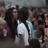 Mario Vaquerizo saluda a Victoria de Marichalar en el concierto de Taburete en un evento de moda