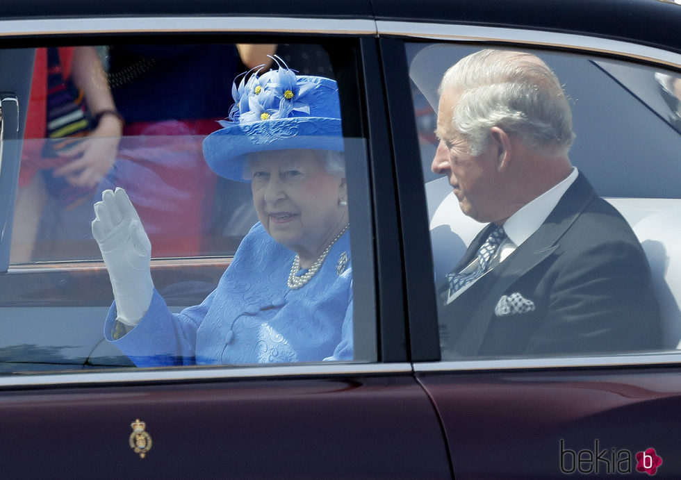 La Reina Isabel y el Príncipe de Carlos de camino a la apertura del Parlamento