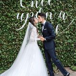 Marc Bartra y Melissa Jiménez besándose frente a un cartel de 'Once upon a time'