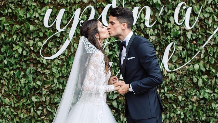 Marc Bartra y Melissa Jiménez besándose frente a un cartel de 'Once upon a time'