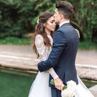 Marc Bartra besando en la frente a Melissa Jiménez en su boda