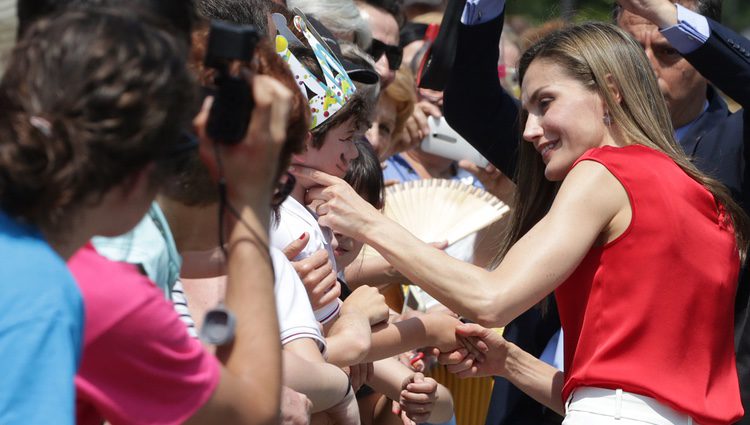 La Reina Letizia, muy cariñosa con un niño en Asturias