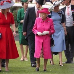 La Reina Isabel con el Duque de York y las Princesas Beatriz y Eugenia en Ascot 2017