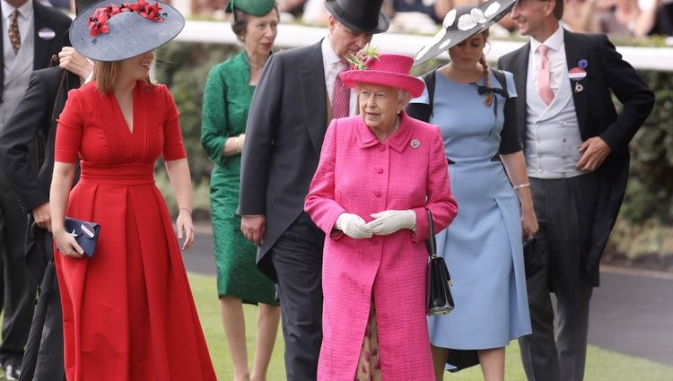 La Reina Isabel con el Duque de York y las Princesas Beatriz y Eugenia en Ascot 2017