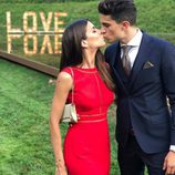 Marc Bartra y Melissa Jiménez besándose en la boda de Marc Muniesa y Sara Campeny