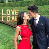 Marc Bartra y Melissa Jiménez besándose en la boda de Marc Muniesa y Sara Campeny