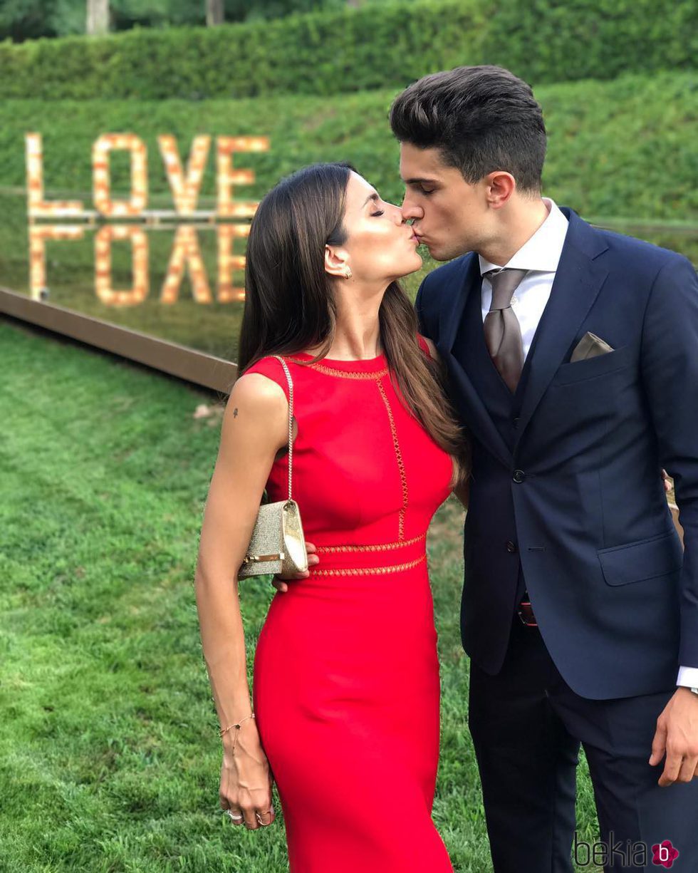 Marc Bartra y Melissa Jiménez besándose en la boda de Marc Muniesa y Sara Campeny