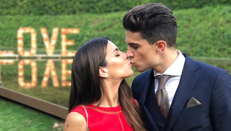 Marc Bartra y Melissa Jiménez besándose en la boda de Marc Muniesa y Sara Campeny