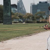 Julián Contreras Jr presumiendo de músculos mientras hace deporte al aire libre