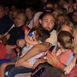 Kiko Rivera con su hija Ana en el concierto de Isabel Pantoja en Sevilla