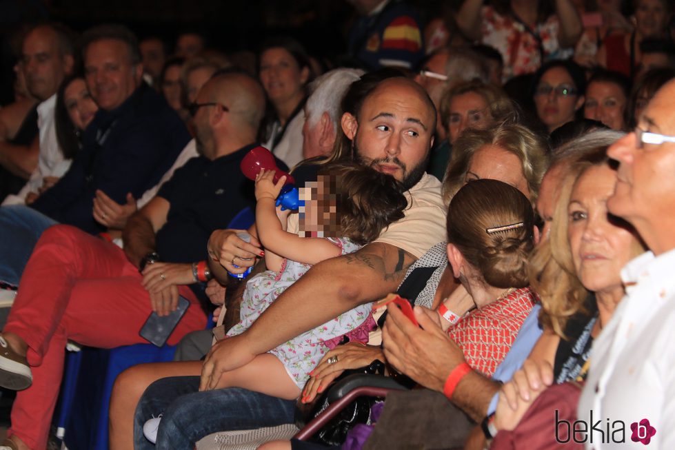 Kiko Rivera con su hija Ana en el concierto de Isabel Pantoja en Sevilla