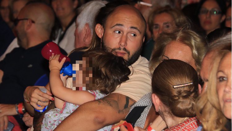 Kiko Rivera con su hija Ana en el concierto de Isabel Pantoja en Sevilla