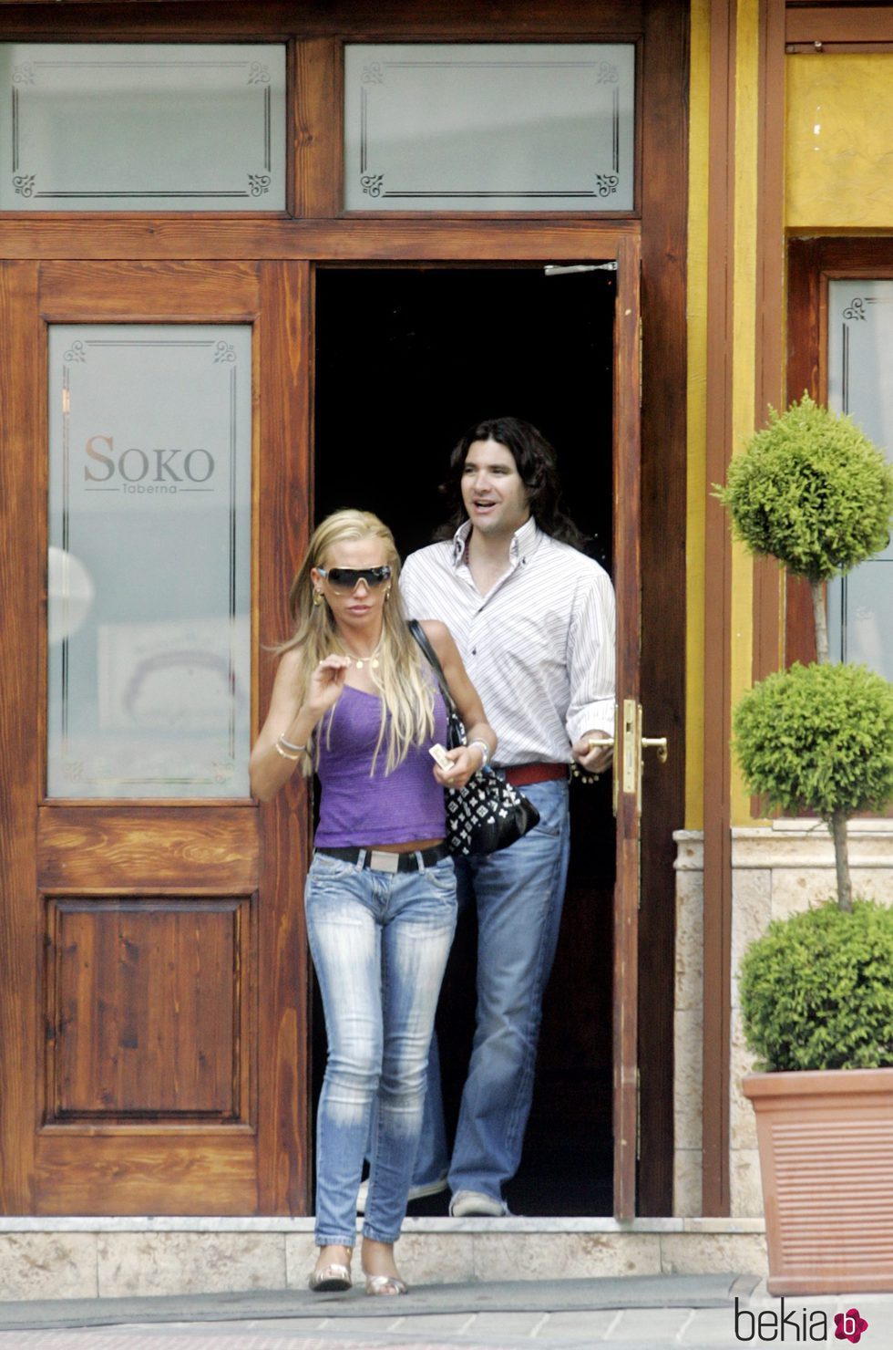 Belén Esteban y Toño Sanchís saliendo de un restaurante de Madrid