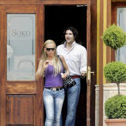 Belén Esteban y Toño Sanchís saliendo de un restaurante de Madrid