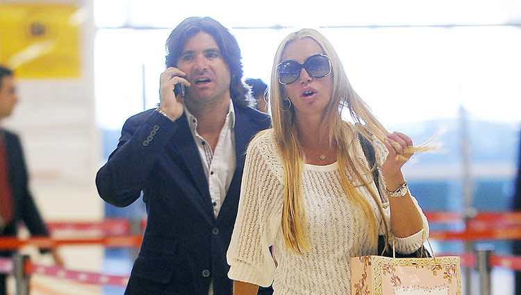 Toño Sanchís y Belén Esteban en el aeropuerto de Madrid