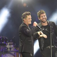 Pablo López cantando junto a Alejandro Sanz en el concierto 'Más es Más'