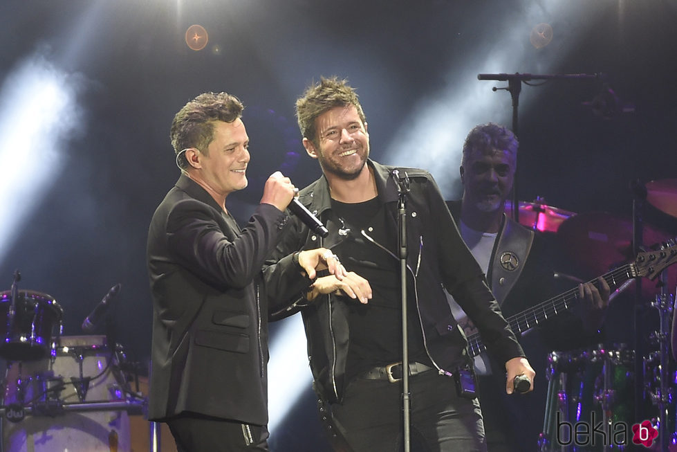 Pablo López cantando junto a Alejandro Sanz en el concierto 'Más es Más'