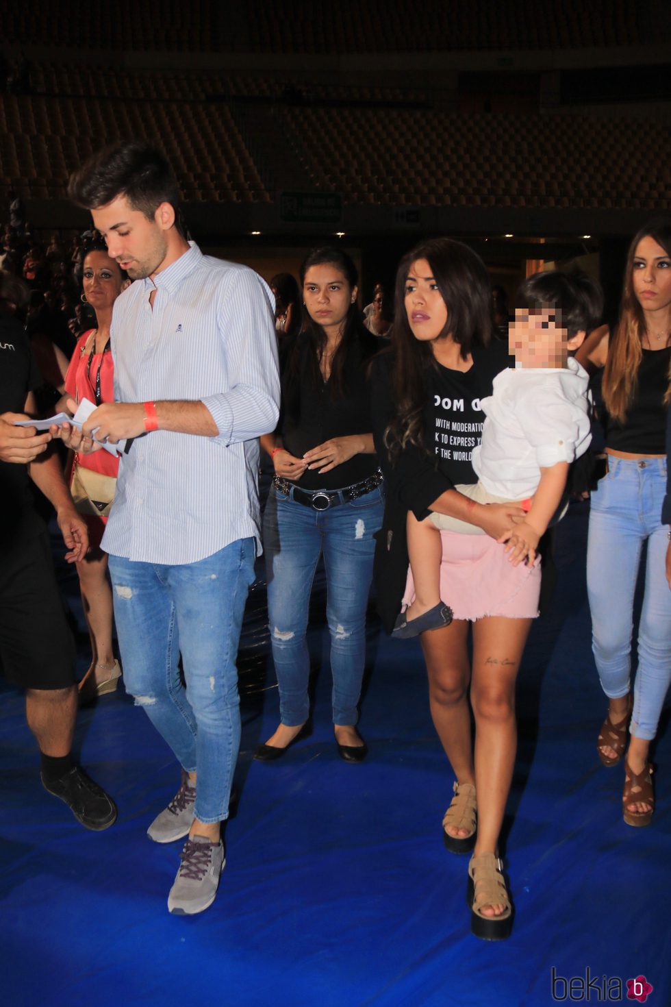 Chabelita con Alejandro Albalá y su hijo Alberto llegando al concierto de Isabel Pantoja en Sevilla