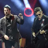 Dani Martín y Alejandro Sanz durante el concierto 'Más es Más'