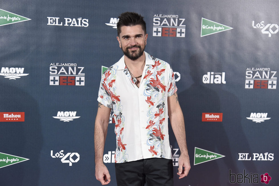 Juanes posando en el photocall del concierto 'Más es Más' de Alejandro Sanz