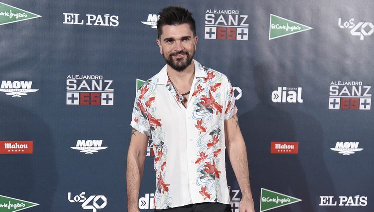 Juanes posando en el photocall del concierto 'Más es Más' de Alejandro Sanz