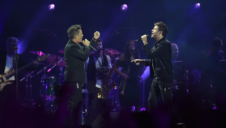 Pablo López y Alejandro Sanz cantando juntos en 'Más es Más'