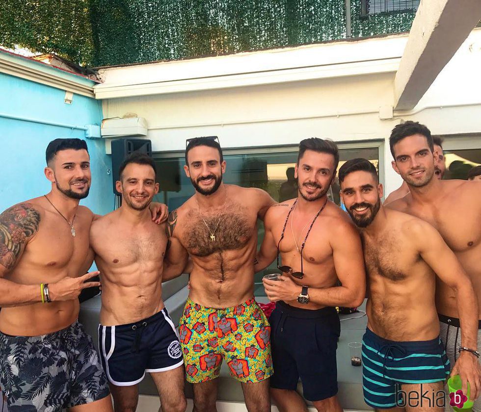 Alejandro Amenábar junto a Eliad Cohen y varios amigos en la piscina