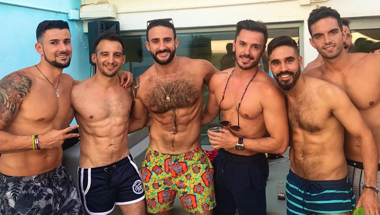 Alejandro Amenábar junto a Eliad Cohen y varios amigos en la piscina