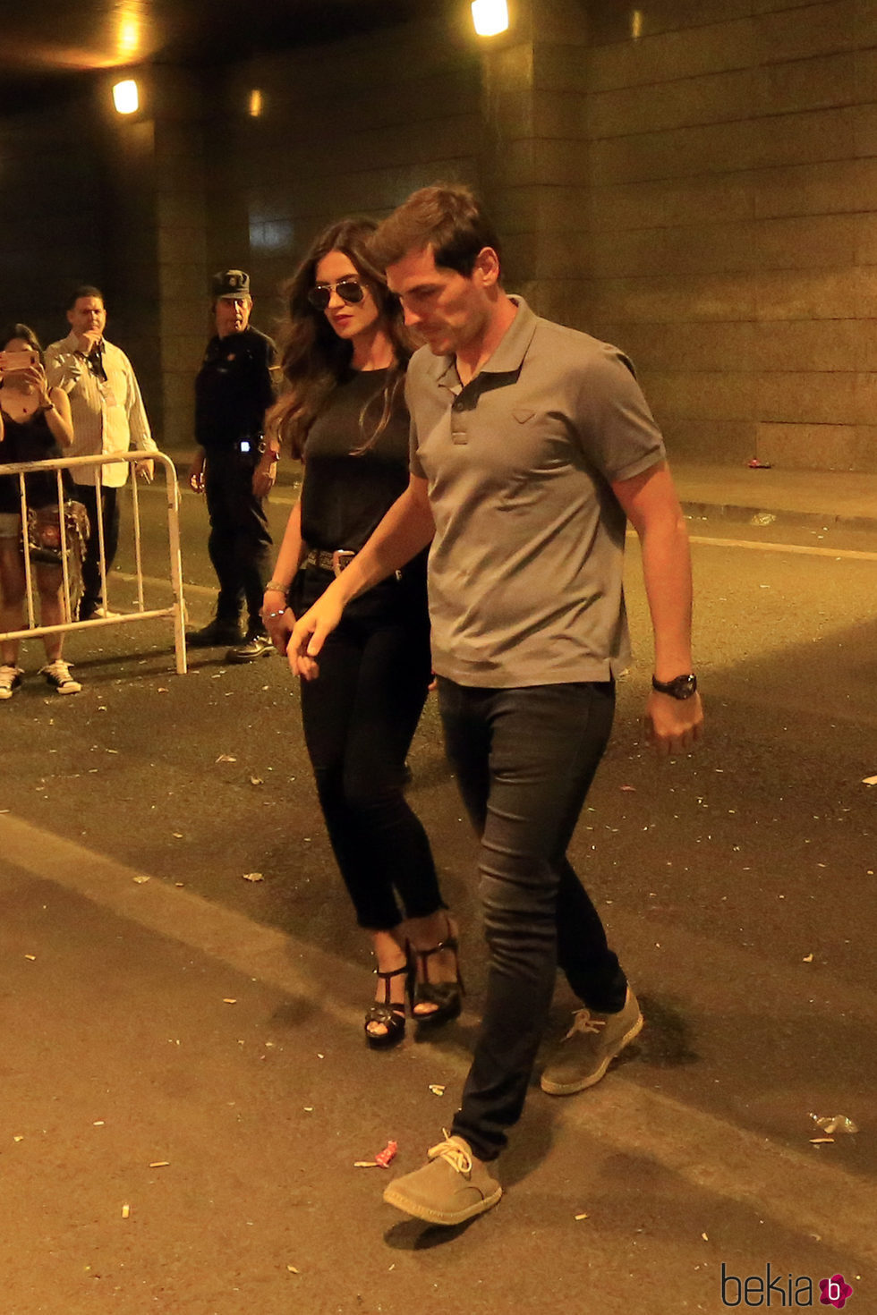 Iker Casillas y Sara Carbonero entrando en el concierto 'Más es Más'