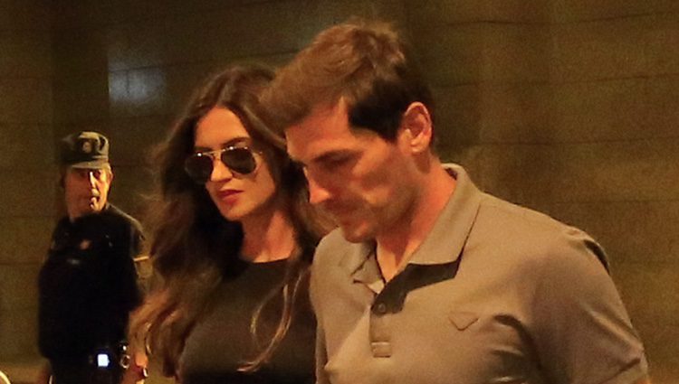 Iker Casillas y Sara Carbonero entrando en el concierto 'Más es Más'