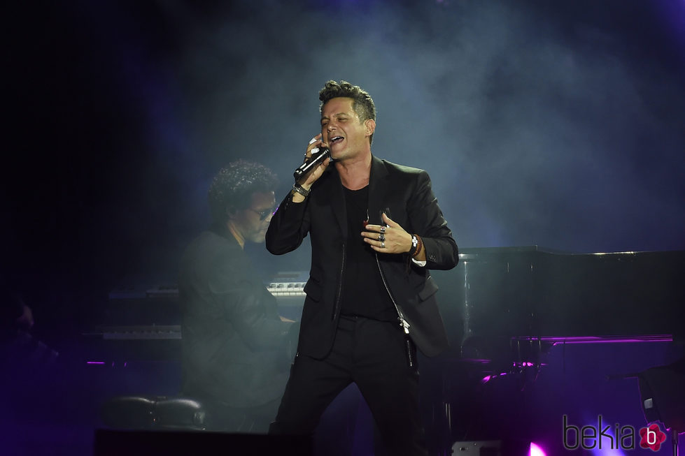 Alejandro Sanz cantando durante el concierto 'Más es Más'