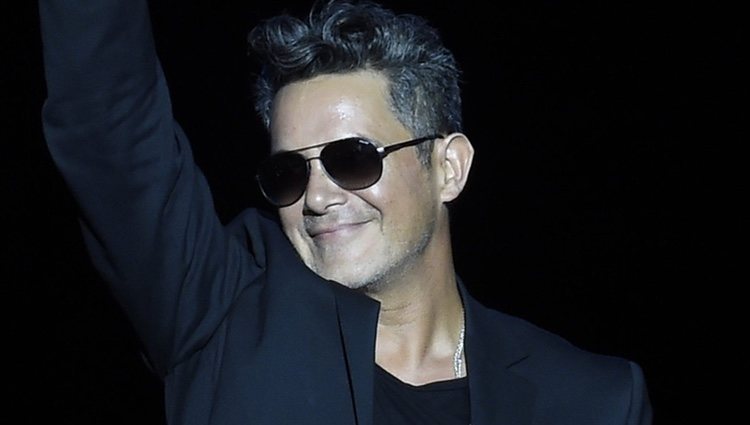 Alejandro Sanz saludando al Estadio Vicente Calderón en 'Más es Más'