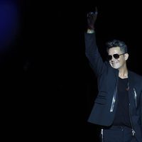 Alejandro Sanz saludando al Estadio Vicente Calderón en 'Más es Más'